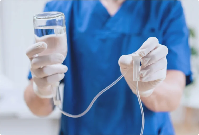 Капельница в руках врача